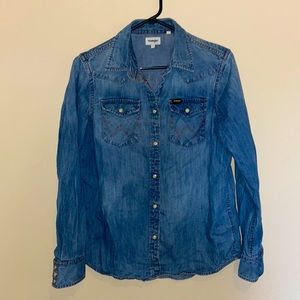 Women’s Wrangler pearl snap button up